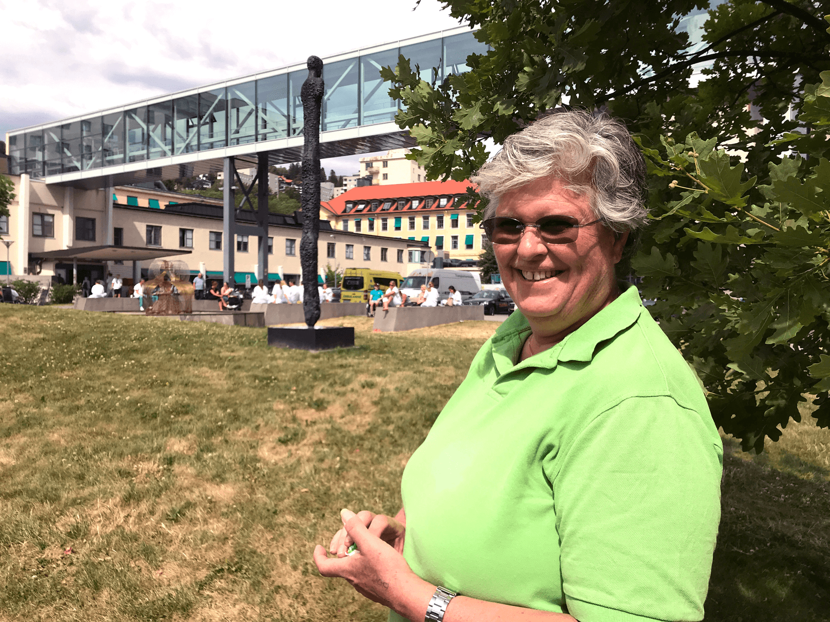 Thora Kollenborg foran inngangspartiet til Radiumhospitalet.