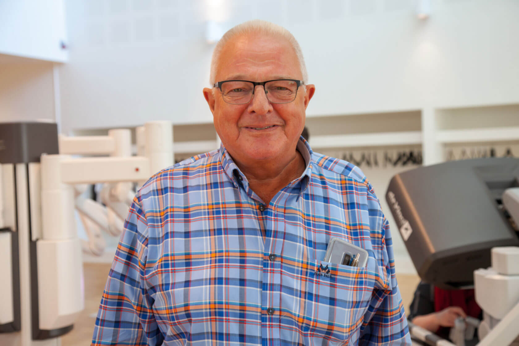 Pasient prøver operasjonsrobot