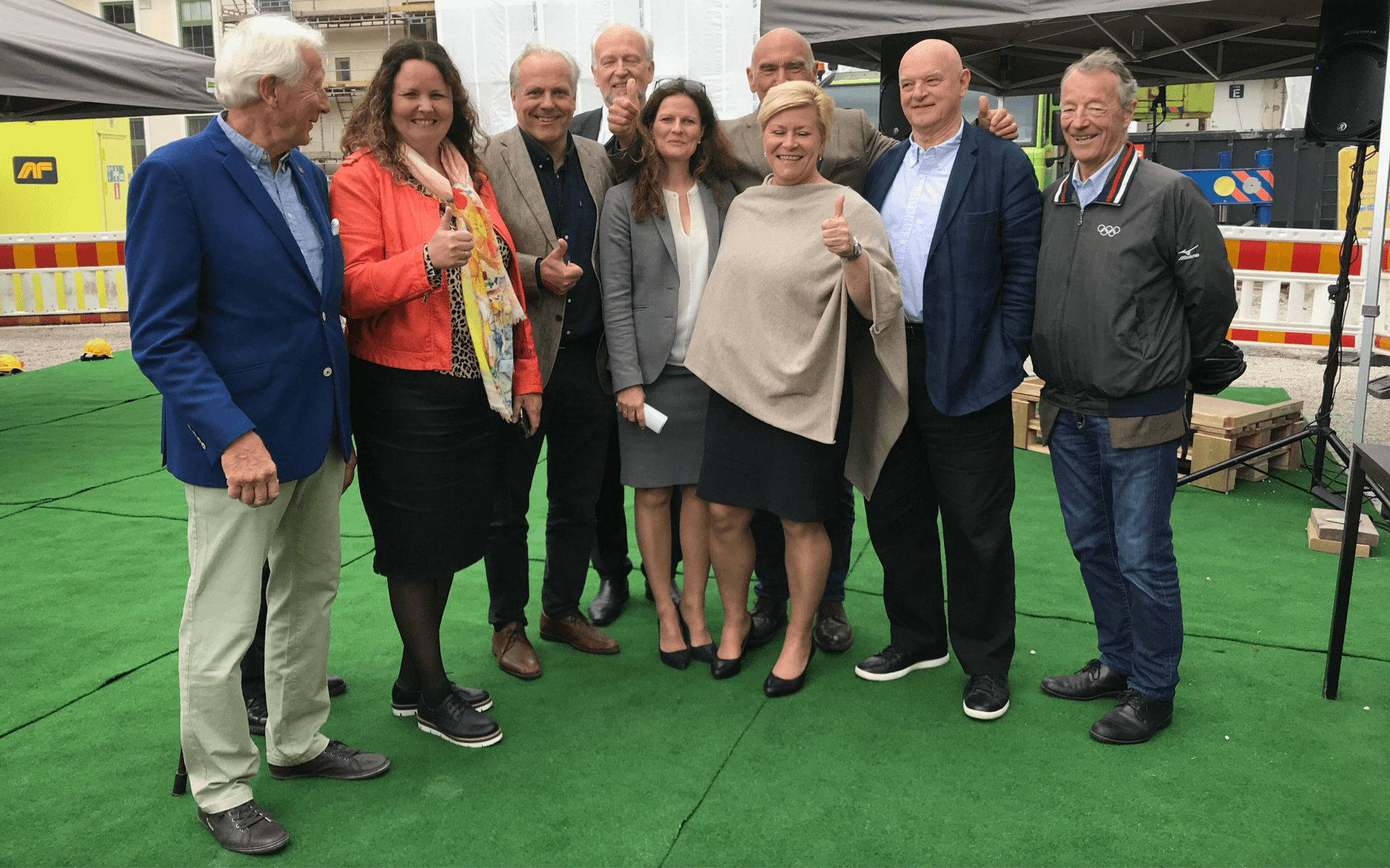 Tommel opp for Radiumhospitalet: Halvor Sønstebø, Sylvia Brustad, leder for Kreftklinikken Sigbjørn Smeland, sykehusdirektør Bjørn Erikstein, direktør for Helse Sør-Øst Cathrine M. Lofthus, finansminister Siv Jensen, Arthur Buchardt, direktør for legatene Jan Vincents Johannesen og Gerhard Heiberg.