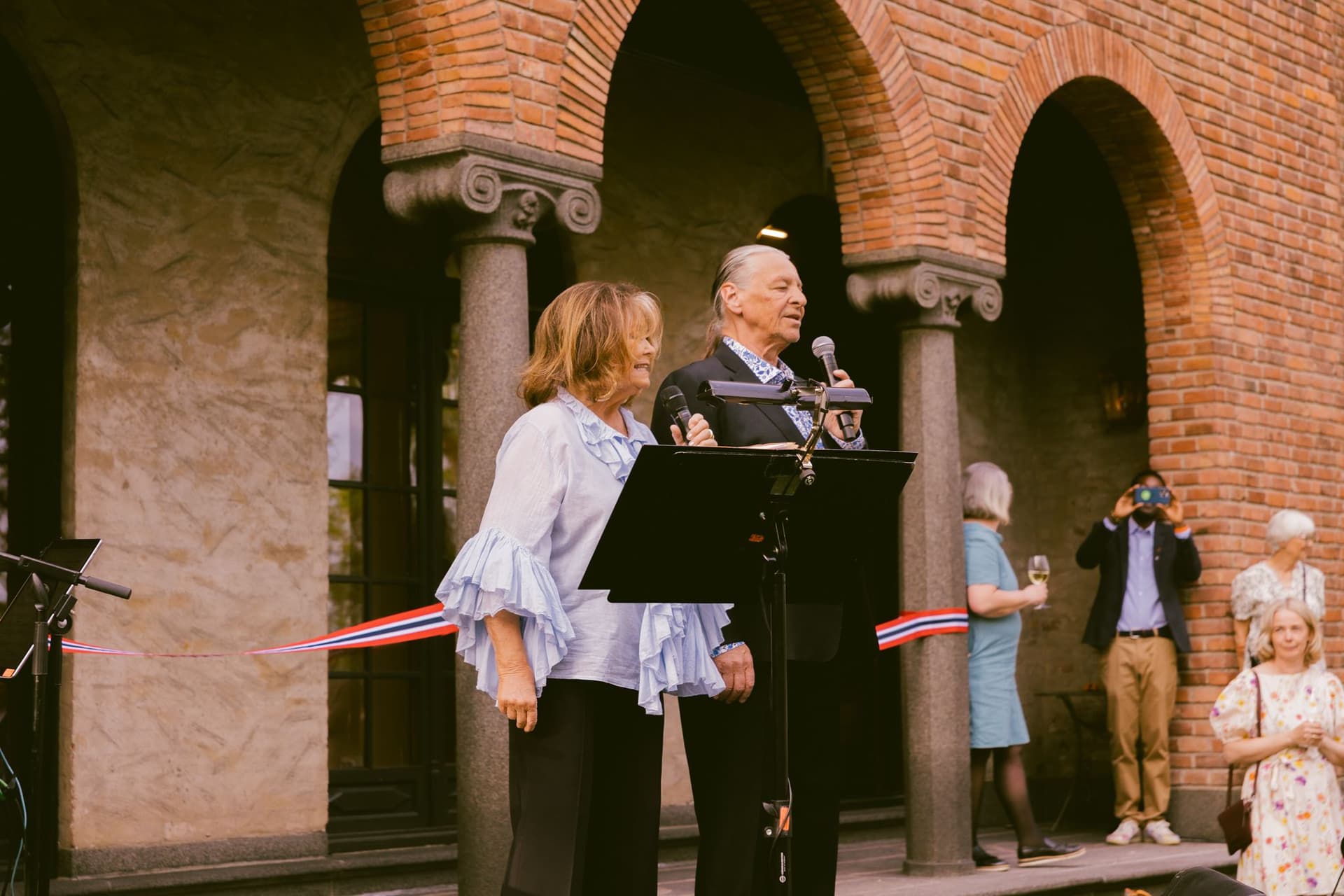 Wenche Myhre og Anders Eljas synger